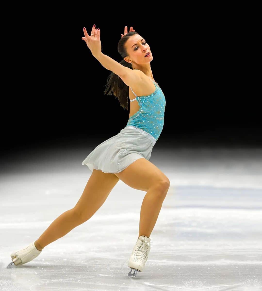 ニコル・ショットのインスタグラム：「✨️Application✨️Die DEU hat sich bei der ISU für die Austragung der Eiskunstlauf-EM 2027 in Essen beworben⛸️ Das Cover der Bewerbung ziert die siebenmalige Deutsche Meisterin aus Essen Nicole Schott🤍 Wir hoffen diesmal auf den Zuschlag! Mit der Vergabe-Entscheidung der ISU ist bis kommendes Jahr zu rechnen✊️ _________ #bewerbung #application #em #eiskunstlauf #figureskating #essen #europeanchampionships #championships #germany _________ 📷 Hella Höppner」
