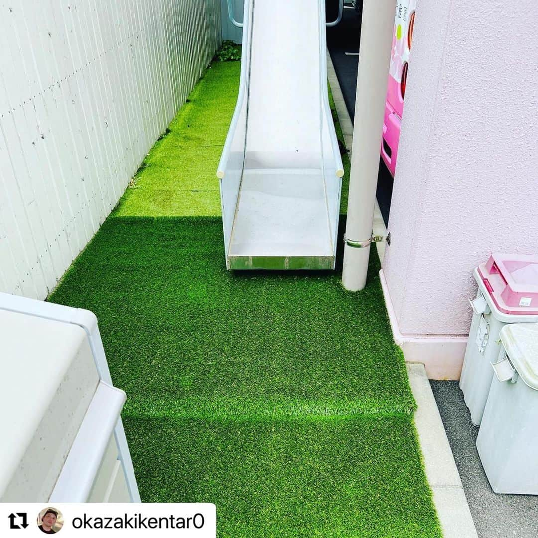 赤星拓さんのインスタグラム写真 - (赤星拓Instagram)「🌱スポーツ環境整備🌱 路盤工事から人工芝設置まで一貫して行うことで仕上がりの良さはもちろん、コストカットも実現します。 #園庭のプロにお任せ下さい #遊びの環境づくり #得意を活かす #岡﨑建工 @okaken1983  #Repost @okazakikentar0 with @use.repost ・・・ ■施工のご紹介④ 今回はS幼稚園様の緊急避難時に使用する滑り台下に敷設しました。職員様より現状だと滑り降りる園児を受け止めきれなかった際、ケガをさせてしまうリスクがあると相談いただきましたので緩衝材の上からRET®︎を敷く形の施工を提案させていただきました。RET®︎の役割は景観向上や防草対策だけではありません。施設を利用する方の安全にも貢献することができます。お庭のメンテナンスにお悩みの方、子どもたちやペットが思い切り遊べる環境を作りたい方、ぜひご相談ください。 #幼稚園 #園庭づくり #人工芝 #ritaecologyturf #RET® #岡﨑建工 #SSB @ssbiz_official」4月27日 2時28分 - akahoshi.taku_1