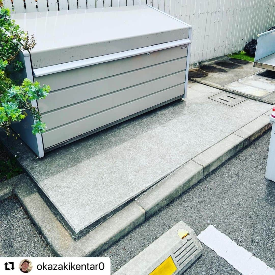 赤星拓さんのインスタグラム写真 - (赤星拓Instagram)「🌱スポーツ環境整備🌱 路盤工事から人工芝設置まで一貫して行うことで仕上がりの良さはもちろん、コストカットも実現します。 #園庭のプロにお任せ下さい #遊びの環境づくり #得意を活かす #岡﨑建工 @okaken1983  #Repost @okazakikentar0 with @use.repost ・・・ ■施工のご紹介④ 今回はS幼稚園様の緊急避難時に使用する滑り台下に敷設しました。職員様より現状だと滑り降りる園児を受け止めきれなかった際、ケガをさせてしまうリスクがあると相談いただきましたので緩衝材の上からRET®︎を敷く形の施工を提案させていただきました。RET®︎の役割は景観向上や防草対策だけではありません。施設を利用する方の安全にも貢献することができます。お庭のメンテナンスにお悩みの方、子どもたちやペットが思い切り遊べる環境を作りたい方、ぜひご相談ください。 #幼稚園 #園庭づくり #人工芝 #ritaecologyturf #RET® #岡﨑建工 #SSB @ssbiz_official」4月27日 2時28分 - akahoshi.taku_1