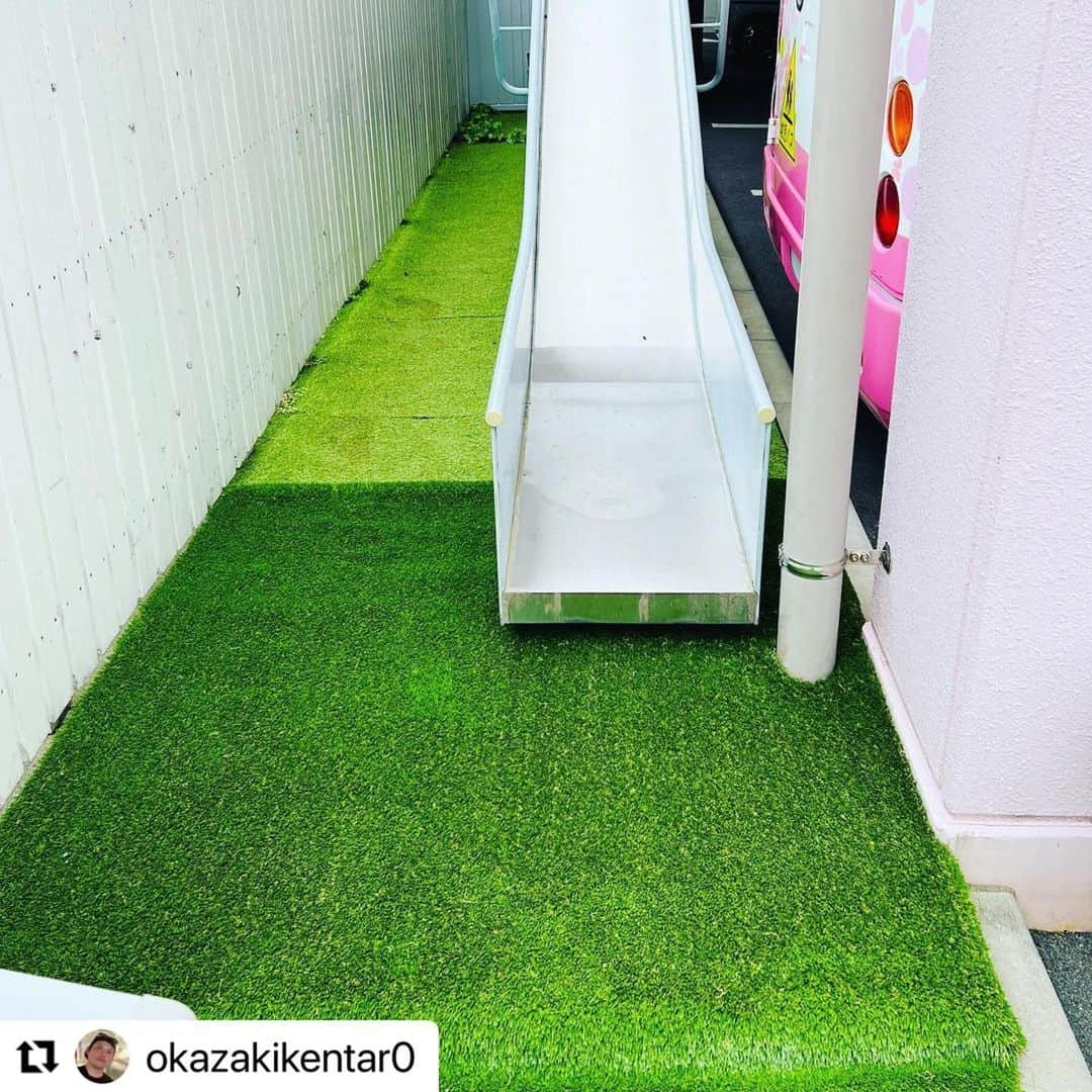 赤星拓さんのインスタグラム写真 - (赤星拓Instagram)「🌱スポーツ環境整備🌱 路盤工事から人工芝設置まで一貫して行うことで仕上がりの良さはもちろん、コストカットも実現します。 #園庭のプロにお任せ下さい #遊びの環境づくり #得意を活かす #岡﨑建工 @okaken1983  #Repost @okazakikentar0 with @use.repost ・・・ ■施工のご紹介④ 今回はS幼稚園様の緊急避難時に使用する滑り台下に敷設しました。職員様より現状だと滑り降りる園児を受け止めきれなかった際、ケガをさせてしまうリスクがあると相談いただきましたので緩衝材の上からRET®︎を敷く形の施工を提案させていただきました。RET®︎の役割は景観向上や防草対策だけではありません。施設を利用する方の安全にも貢献することができます。お庭のメンテナンスにお悩みの方、子どもたちやペットが思い切り遊べる環境を作りたい方、ぜひご相談ください。 #幼稚園 #園庭づくり #人工芝 #ritaecologyturf #RET® #岡﨑建工 #SSB @ssbiz_official」4月27日 2時28分 - akahoshi.taku_1