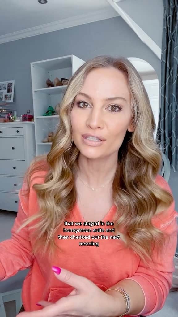 Anna Sacconeのインスタグラム：「My biggest wedding regrets 🙈👰🏼‍♀️🤵🏻‍♂️💍 11 years later!! Also I had just got my Botox done before filming so that’s why my makeup looks weird 😂💉 #sacconejolys #weddingregrets #11yearsmarried #regrets #lifelessons #annasaccone #momof4 #mumof4 #4kidsmama #sorrentowedding #mommyvlogger #grwm #ghdhair」