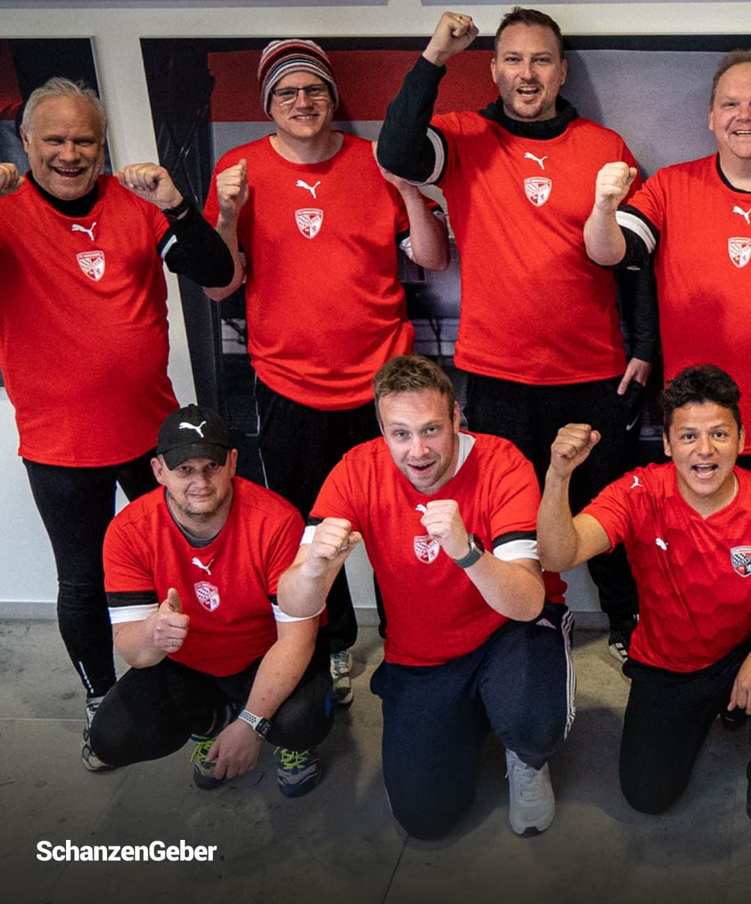 FCインゴルシュタット04のインスタグラム：「Seit Mitte März läuft der neue Kurs für die Jungs von 'Fußballfans im Training'. ⚽️ Das Team um Coach Tom Geitner trifft sich einmal wöchentlich zum gemeinsamen Kicken am Audi Sportpark. Neben abwechslungsreichen Bewegungseinheiten werden unter anderem auch Themen wie die richtige Ernährung behandelt. ⚫️🔴 . . #SchanzenGeber #SchanzenGeberSpieltag #Schanzer #einfachwiederschanzer #schanzerdassindwir #Schanzerfürimmer #Schanzer #Ingolstadt #FCI #FCIngolstadt #soccer #fussball #football #futbol #Liga3 #3Liga」