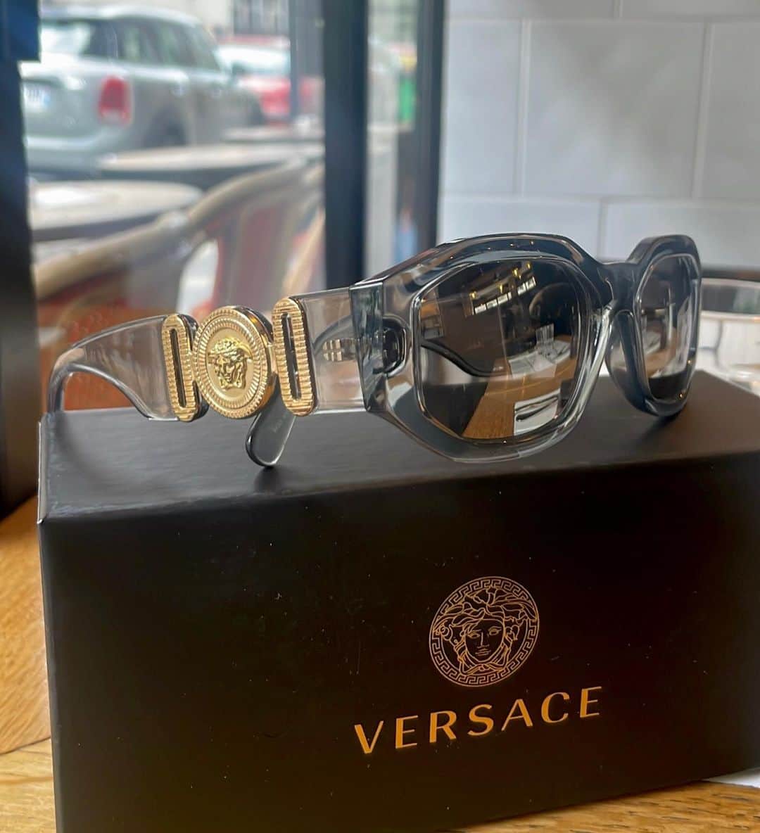 森友里恵さんのインスタグラム写真 - (森友里恵Instagram)「初ヴェルサーチサングラス購入🕶🖤  頭にかけてもアクセントになって可愛いの。  #versace #sunglasses #🕶 #galarieslafayette  #paris #france」4月27日 2時36分 - yucrebie