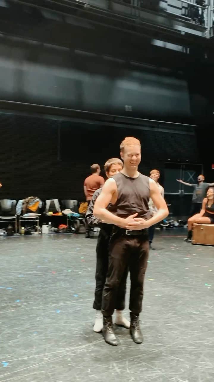 のインスタグラム：「‘Only Gold’ the musical (music & lyrics by me💋) has been nominated for an Outer Critics Circle award! In the category ‘Outstanding New Off Broadway Musical’. Here’s a clip from rehearsals and a little snippet of the performance from one of my favourite songs in the show. 💕」