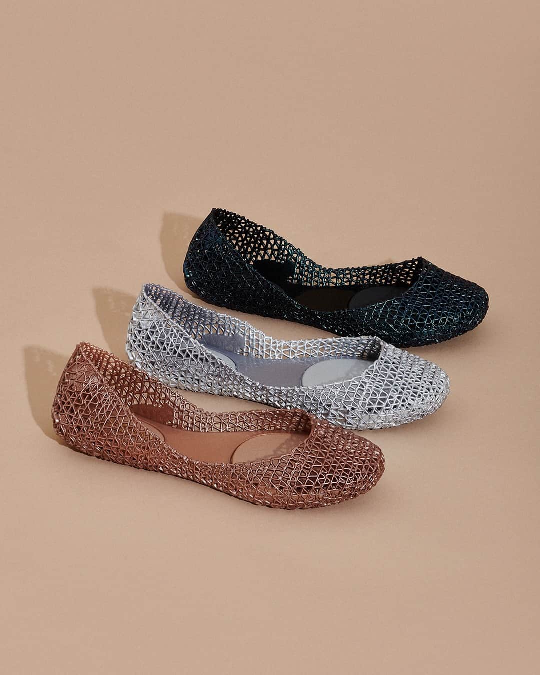 メリッサのインスタグラム：「A parceria que traçou novos caminhos no design e na moda brasileira está passando no seu feed com novo drop. Vem conhecer as novidades da collab #MelissaCampana 🧵✨ ⁣ Confira em melissa.com.br ou no #ClubeMelissa」