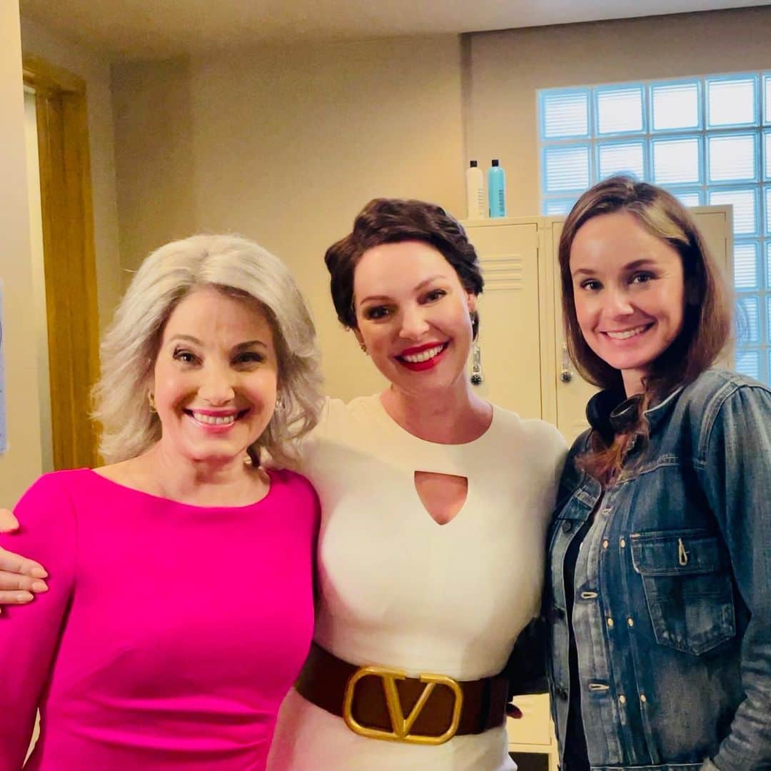 サラ・ウェイン・キャリーズのインスタグラム：「so. excited. for. this. 💋 #fireflylane on @netflix tomorrow  . directed these episodes over a year ago with a cast i could not adore more - @katherineheigl @sarahchalke @blackdogtravels @ali.skovbye @roancurtis are everything.  and SO GOOD together.  . this is the non-spoiler photo dump.  more later 💋」