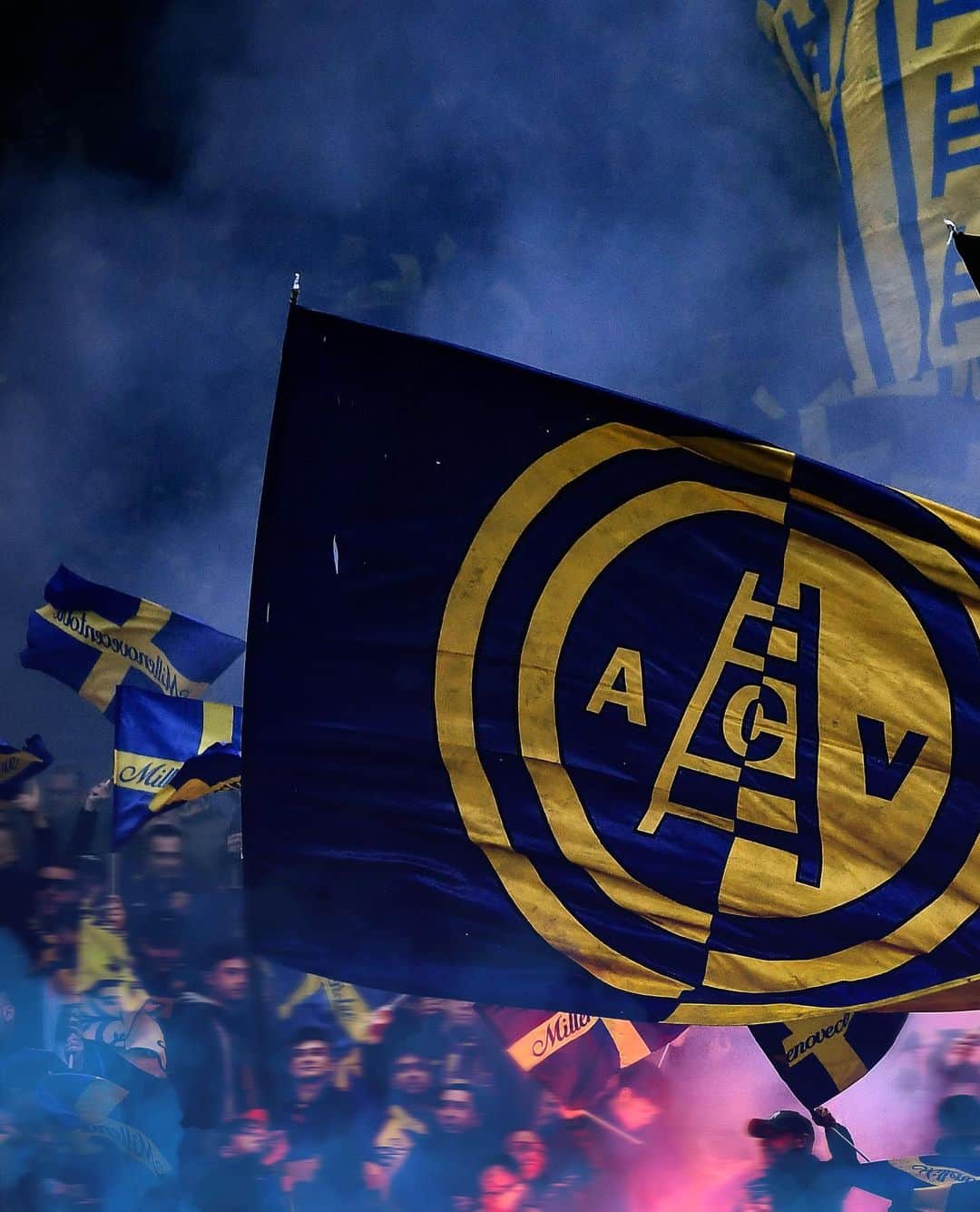 エラス・ヴェローナFCのインスタグラム：「1️⃣8️⃣2️⃣0️⃣ cuori gialloblù con noi a Cremona a 3 giorni dalla fine delle prevendite 🙏💛💙  #DaiVerona #CremoneseVerona #SerieATIM」