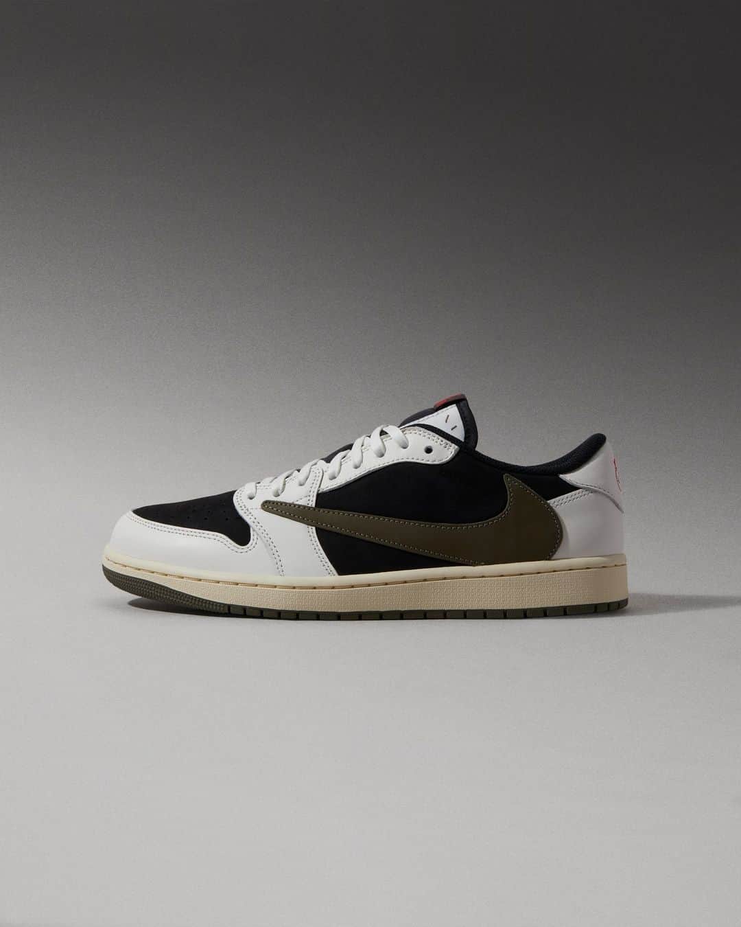 Flight Clubさんのインスタグラム写真 - (Flight ClubInstagram)「Travis Scott's coveted footwear legacy continues. Made exclusively in women's sizing, the Air Jordan 1 Retro Low OG 'Olive' features black suede, off-white leather and the Houston rapper's signature reverse Swoosh. Cactus Jack branding marks the left heel.」4月27日 2時46分 - flightclub