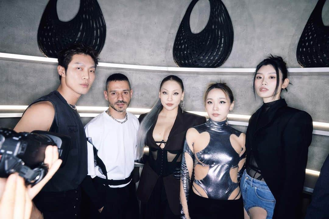 ミン・シーさんのインスタグラム写真 - (ミン・シーInstagram)「🖤 @muglerofficial 🫶🏻 @chaelincl @steven.shengxi.ma」4月27日 2時51分 - mingxi11