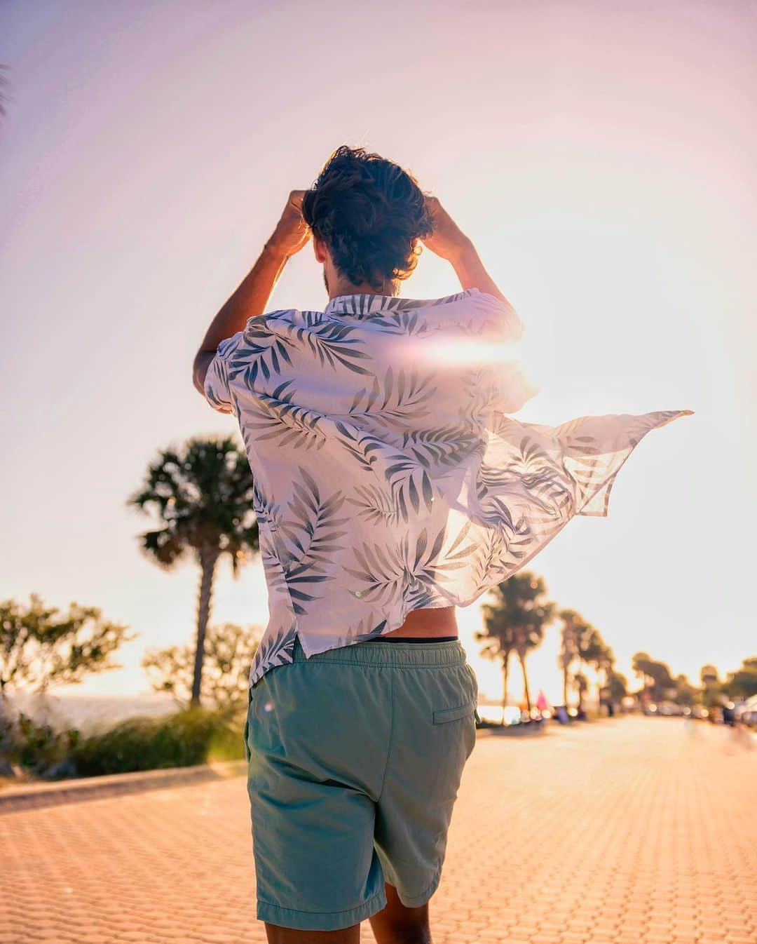 American Eagleさんのインスタグラム写真 - (American EagleInstagram)「summer vibes locked in 😮‍💨 grab new Resort Shirts and Trekker Shorts to complete your ‘fit this szn 🌞 @aka.marcoantonio 📸: @julianesq13」4月27日 2時52分 - americaneagle