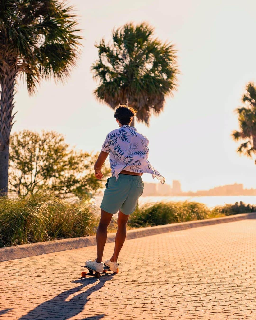 American Eagleさんのインスタグラム写真 - (American EagleInstagram)「summer vibes locked in 😮‍💨 grab new Resort Shirts and Trekker Shorts to complete your ‘fit this szn 🌞 @aka.marcoantonio 📸: @julianesq13」4月27日 2時52分 - americaneagle