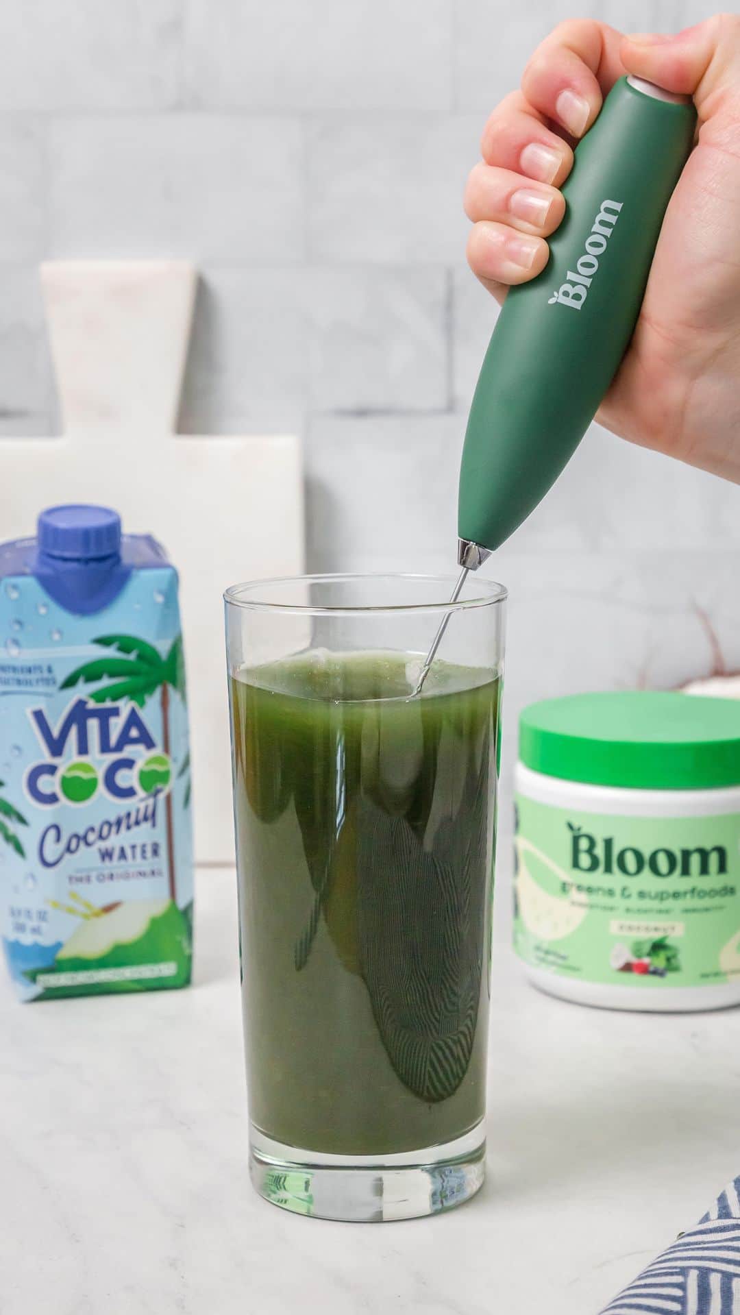Vita Coco Coconut Waterのインスタグラム：「Daily greens + antioxidants + electrolytes + vitamins + nutrients = all your daily essentials, mixing perfectly in one glass. Plus, you’ll be hydrated. And did we mention that greens and coconuts are impeccable flavor complements? @bloomsupps, we just go together  🥬🥥💚」