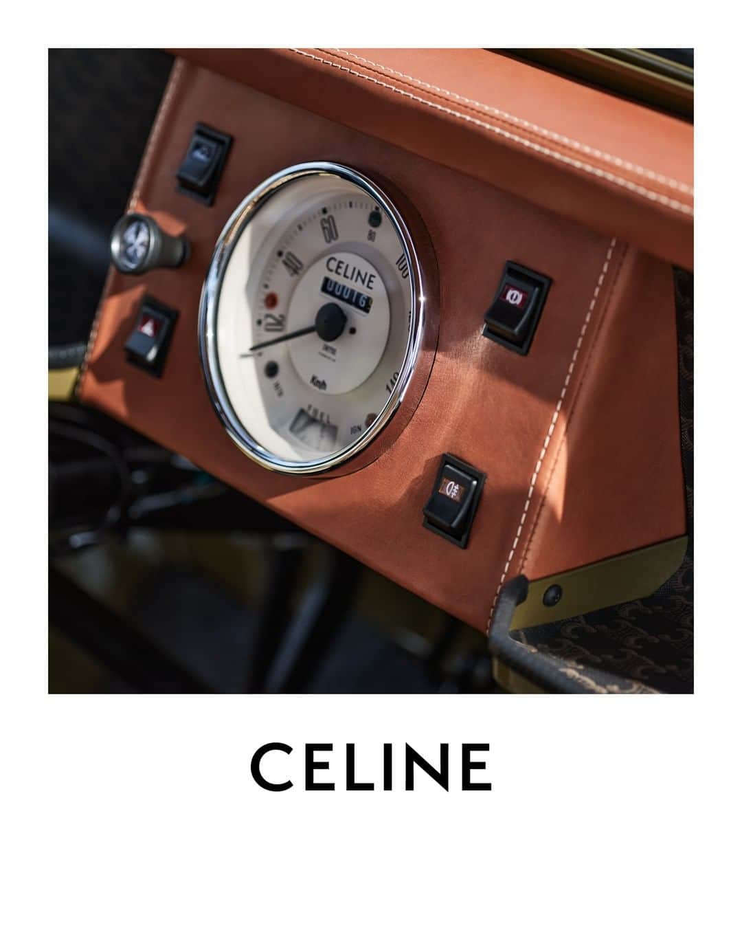 Celineさんのインスタグラム写真 - (CelineInstagram)「LA COLLECTION DE SAINT-TROPEZ CELINE PRINTEMPS-ETÉ 2023  SAINT-TROPEZ AND HEDI SLIMANE’S FRENCH RIVIERA CYCLE.  UPON ARRIVING AT CELINE IN 2018, HEDI SLIMANE LEFT CALIFORNIA WHERE HE LIVED FOR 10 YEARS AND SETTLED IN SAINT-TROPEZ.   LA COLLECTION DE SAINT TROPEZ CAMPAIGN WAS SHOT ALONG THE FRENCH RIVIERA COASTLINE. FOR THIS OCCASION, CELINE CUSTOMIZED A VINTAGE MINI MOKE VEHICLE. THE SMALL SUMMER BEACH CONVERTIBLE CAR ORIGINALLY DESIGNED FOR MILITARY PURPOSES, FIRST APPEARED IN 1964 AND QUICKLY BECAME A SYMBOL OF FREEDOM AND PLEASURE IN MANY SEASIDE TOWNS, ESPECIALLY IN SAINT-TROPEZ WHERE THE CAR WAS FAMOUSLY DRIVEN BY FRENCH ACTRESS AND MYTH BRIGITTE BARDOT.   FOR THIS SPECIAL PROJECT, THE CAR HAS BEEN CUSTOMIZED WITH A TRIOMPHE WOODEN STEERING WHEEL, A TRIOMPHE CANVAS HOOD AND DASHBOARD FEATURING TAN LEATHER ELEMENTS, WICKER SEATS AND SPARE WHEEL PROTECTION. A GOLDEN TRIOMPHE SIGNATURE APPEARS ON THE WHEELS AND GEAR SHIFT.  @MOKE INTERNATIONAL  @HEDISLIMANE PHOTOGRAPHY SAINT-TROPEZ OCTOBER 2022  #CELINEBYHEDISLIMANE」4月27日 3時00分 - celine