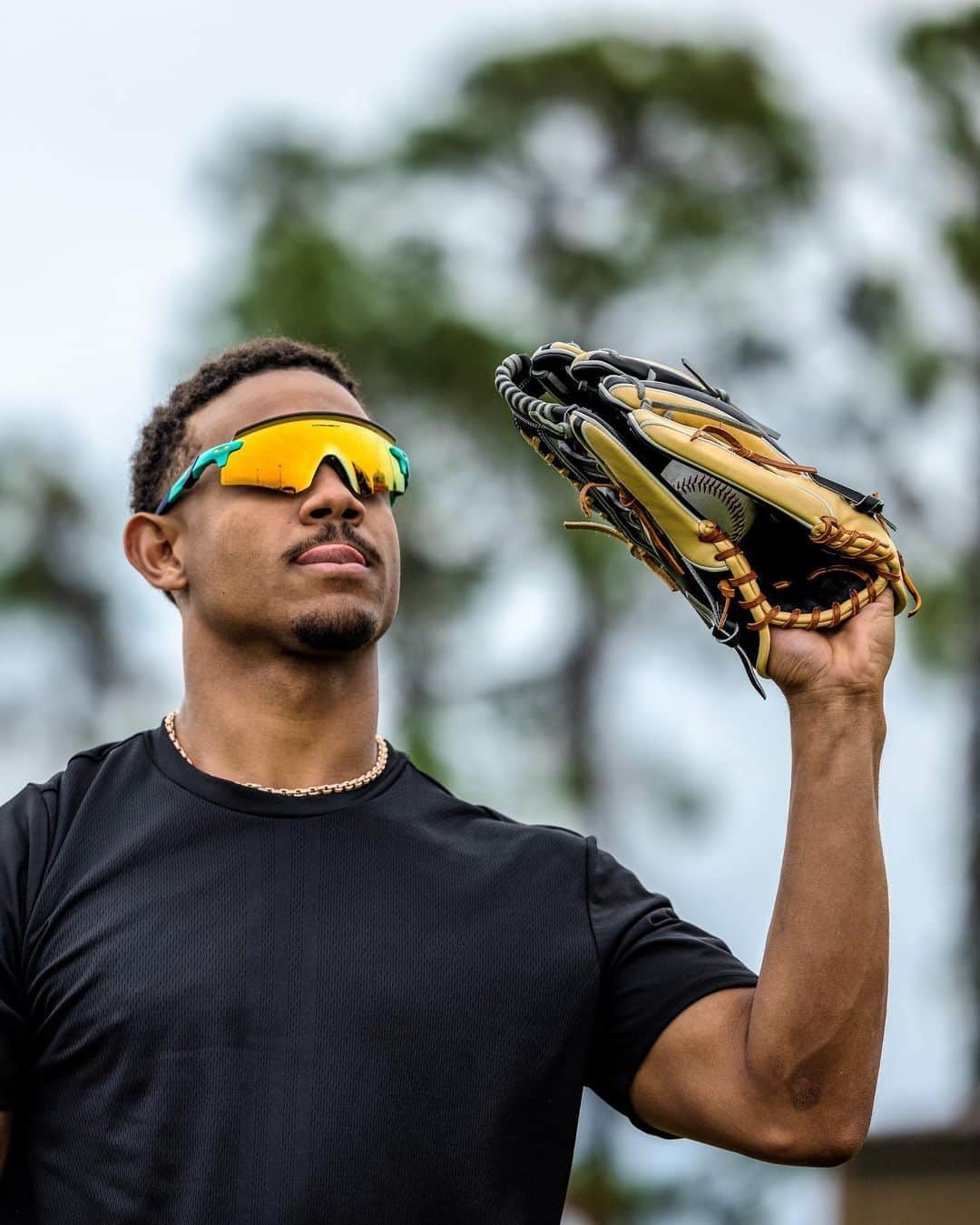 OAKLEYさんのインスタグラム写真 - (OAKLEYInstagram)「Bringing the swagger. Breaking the mold. Changing the game. Welcome to #TeamOakley, @jrodshow44.」4月27日 3時03分 - oakley