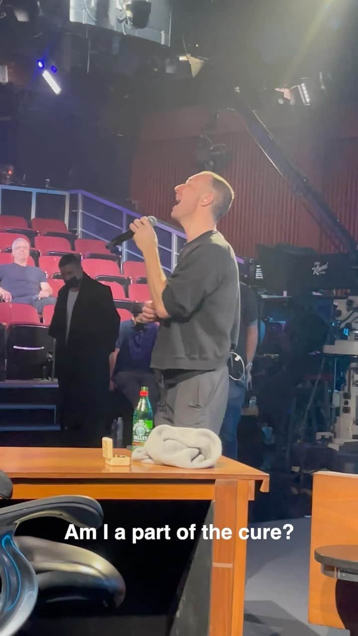Coldplayのインスタグラム：「Flashback to Clocks rehearsals for Jimmy Kimmel in January…   @jimmykimmellive @jimmykimmel」