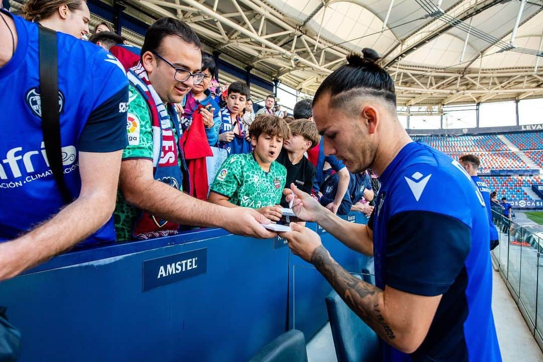 レバンテUDさんのインスタグラム写真 - (レバンテUDInstagram)「Con vosotros siempre es mejor 💙❤️  #OrgullGranota 🐸  • @grupomarcosautomocion @macron @sesderma @baleariaferry @amstel_es @cocacola_esp」4月27日 3時11分 - levanteud