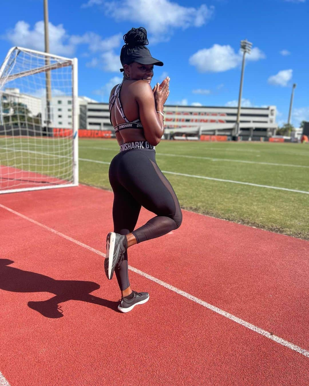 アシャ・フィリップのインスタグラム：「Life is about balance 🙏🏾😇  #track #summer #sun #bluesky #fitness #lifequote #balance #beyou #beyourself」