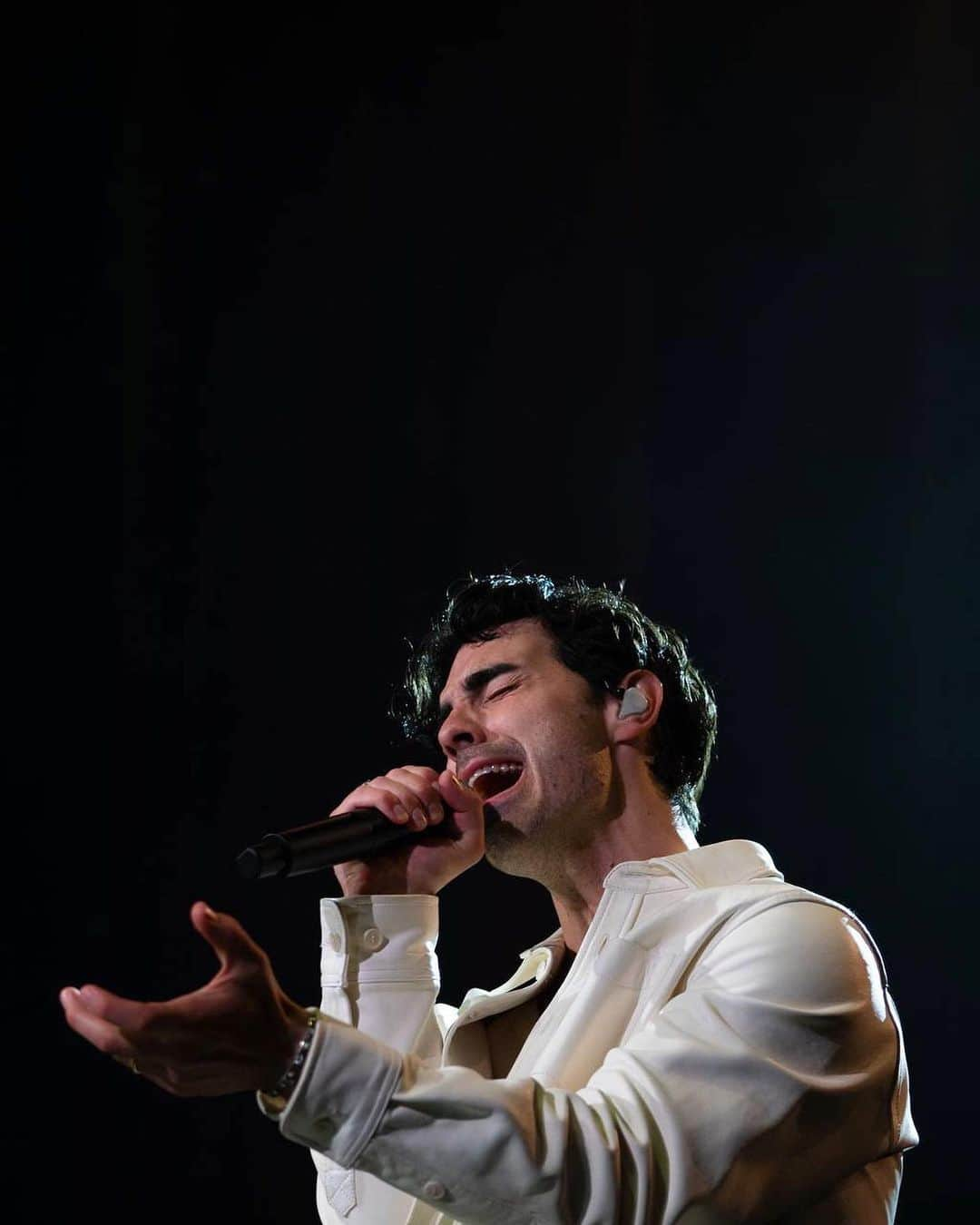 ジョー・ジョナスさんのインスタグラム写真 - (ジョー・ジョナスInstagram)「LA went crazy last night! Dallas-Fort Worth are you ready? 😏」4月27日 3時21分 - joejonas