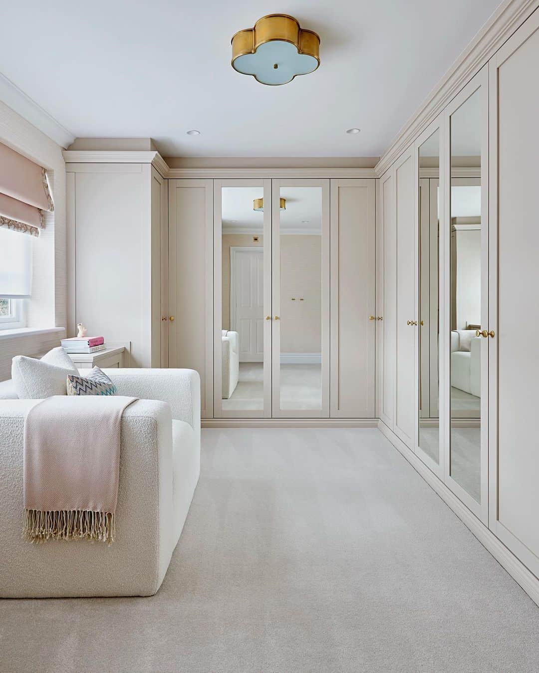 サム・フェアーズのインスタグラム：「Dressing room 💕 Nothing better than being organised in your home.  This was such an exciting project, I was across the whole design process from every single detail. 🏡The colour of mine is called stone, it’s from the Langton range with brushed brass handles ☺️ @hammonds_uk  #homedecor #dressingroom  #ad #inordertolivebetter」