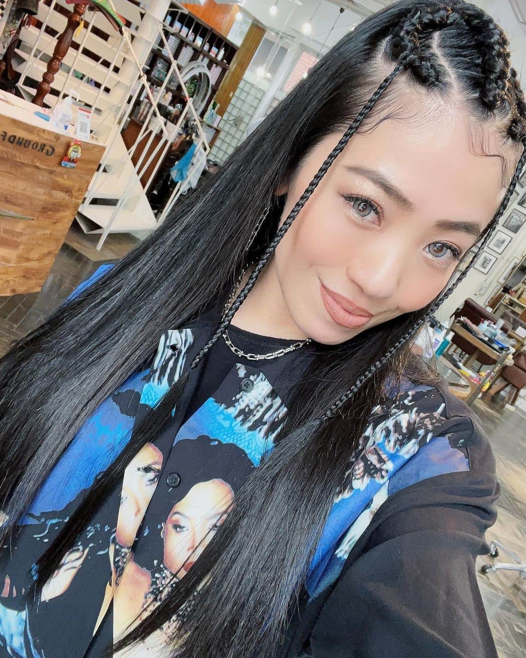 NaNaのインスタグラム：「Hair by @ebimachako0721 🪮 誕生日プレゼントにくれたAALIYAHちゃんシャツかわゆ🩵💙ありがとう🥹💕 本日の7TVは▶️"特殊ヘアに密着！スーパー美容師マチャコと語らう♪〜好きなことを仕事にしよう〜✨"です❣️Special guestのマチャコの編む姿は本当やばいから🔥必見👀❤️‍🔥ぜひ見てねん😘」