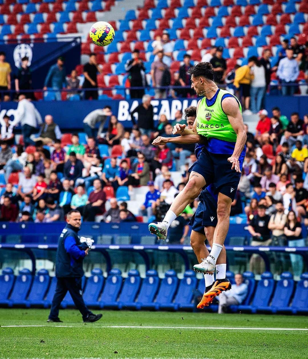 レバンテUDのインスタグラム：「⚽️💪🏻  #LevanteAlavés  • @grupomarcosautomocion @macron @sesderma @baleariaferry @amstel_es @cocacola_esp」