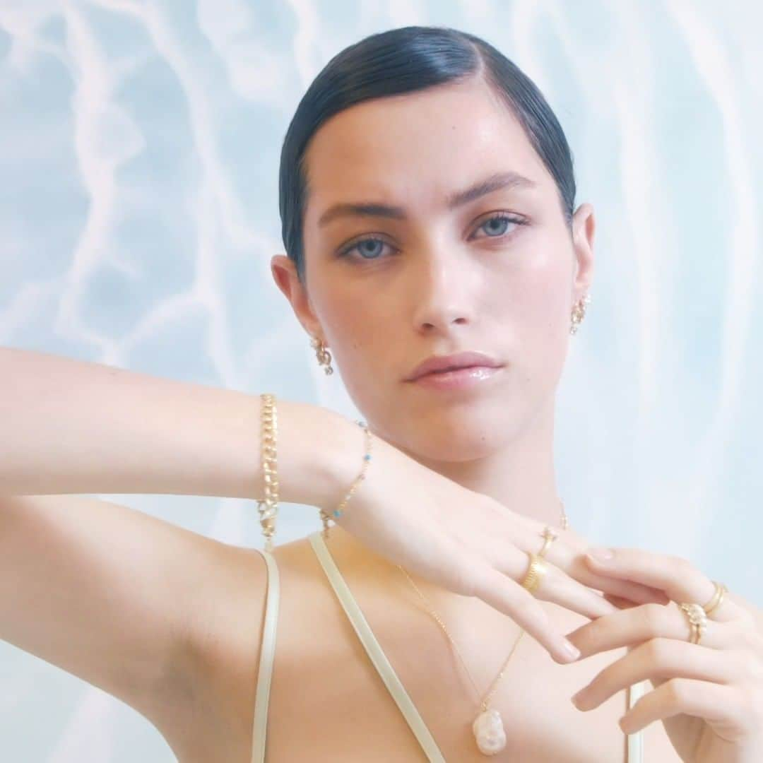 カレ ジュエリーのインスタグラム：「INTRODUCING THE REEF COLLECTION Our summer collection, REEF, is inspired by the blooming coral reefs. The mythical sea nymph and her never-ending love for pearls and glittering gemstones inspire the jewellery, which is set with Pearls, Blue Topas, Pink Opal and Prasiolit. Dive into the REEF collection online and in stores now!」