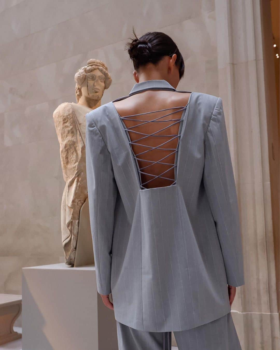 BCBGマックスアズリアのインスタグラム：「All eyes on the back details featuring @katyatolstova #BCBGMAXAZRIA」