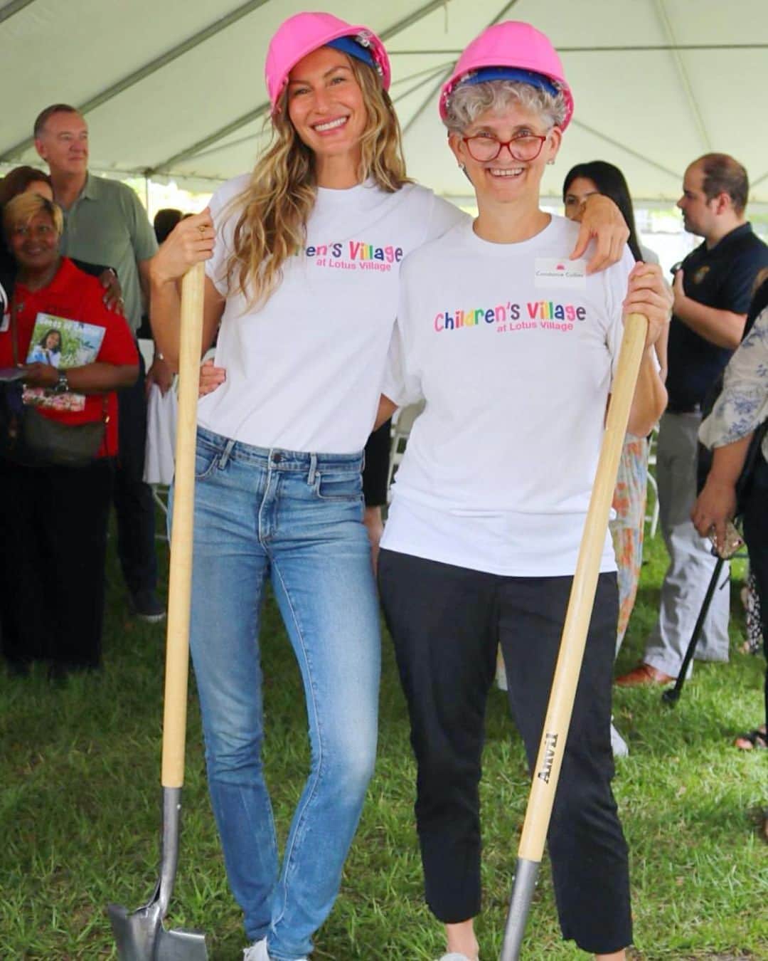 ジゼル・ブンチェンのインスタグラム：「I have no words to express my gratitude for places like the @lotushouseshelter , the largest women's shelter in America, as they provide a haven that allows women and children to heal, reclaim their lives, and build a foundation for the future. I am grateful to help fund the building of the new Children's Village, which will bring education and play, creating new possibilities for children in need. ❤️ Não tenho palavras para expressar o quão grata sou por lugares como a @lotushouseshelter , o maior abrigo para mulheres da América, pois fornecem um refúgio seguro, que permite que mulheres e crianças possam recuperar suas vidas e construir uma base para o futuro. Sou grata por poder ajudar a financiar a construção da nova “Aldeia das Crianças”, um lugar que trará educação e diversão, criando novas possibilidades para as crianças carentes.」