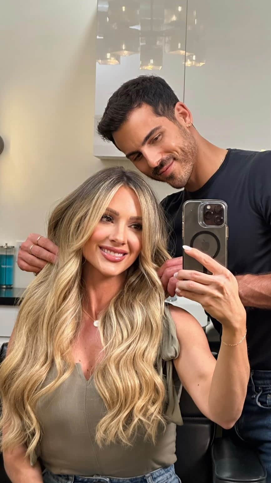 Paige Hathawayのインスタグラム：「HAIR MAKEOVER 🫶🏼💇🏽‍♀️ WHAT DO YOU THINK ABOUT THIS HAIR CHANGE!?  ‘Hair Me Out’ hair transformation BTS with @coloredbyacowboy and @refinery29 😍   👉🏼 using @hairlingerie hair extensions!  Stay tuned for the whole step by step process & techniques launching on @refinery29 June 8th!   #hairtransformation #extensions #makeover #behindthechair #maneaddicts #livedinhair」