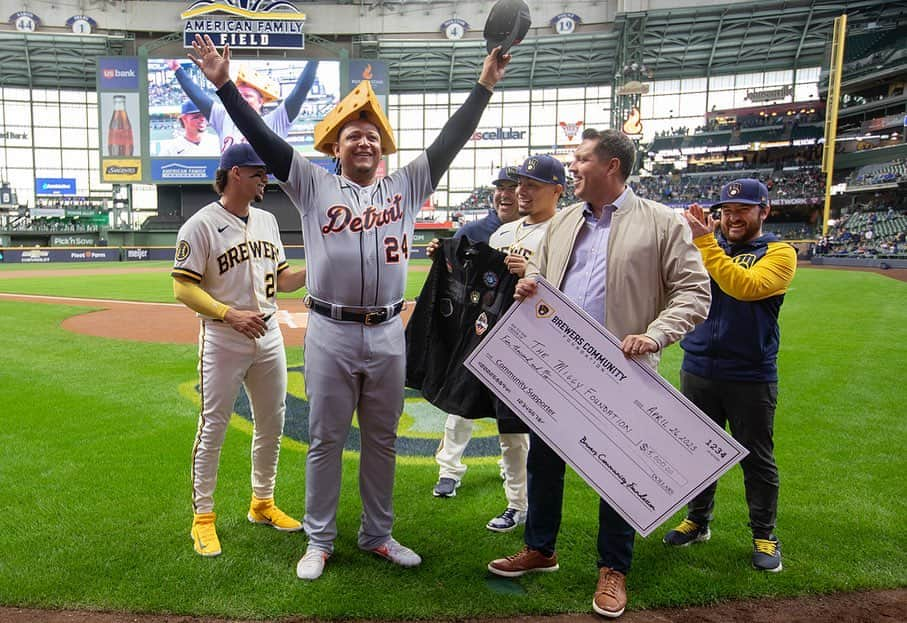 ミルウォーキー・ブルワーズさんのインスタグラム写真 - (ミルウォーキー・ブルワーズInstagram)「Today, Miguel Cabrera "Miggy" plays his final regular season game at American Family Field after a 21-year career!  In honor of his retirement, Willy Adames and fellow Venezuelans William Contreras, Brewers VP and Special Assistant to the GM Eduardo Brizeula and Brewers Coach Nestor Corredor presented Miggy with a few retirement gifts.  #ThisIsMyCrew」4月27日 3時26分 - brewers