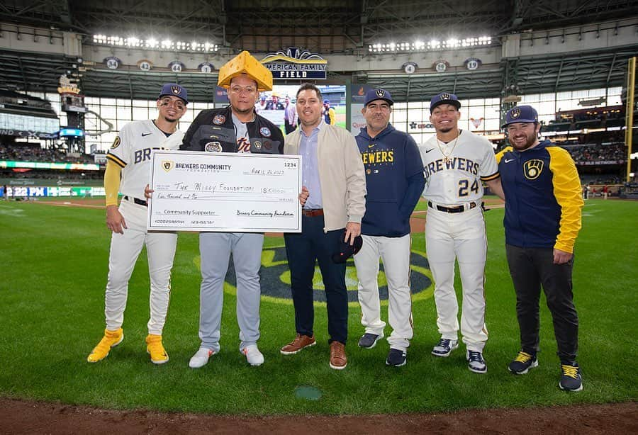 ミルウォーキー・ブルワーズさんのインスタグラム写真 - (ミルウォーキー・ブルワーズInstagram)「Today, Miguel Cabrera "Miggy" plays his final regular season game at American Family Field after a 21-year career!  In honor of his retirement, Willy Adames and fellow Venezuelans William Contreras, Brewers VP and Special Assistant to the GM Eduardo Brizeula and Brewers Coach Nestor Corredor presented Miggy with a few retirement gifts.  #ThisIsMyCrew」4月27日 3時26分 - brewers