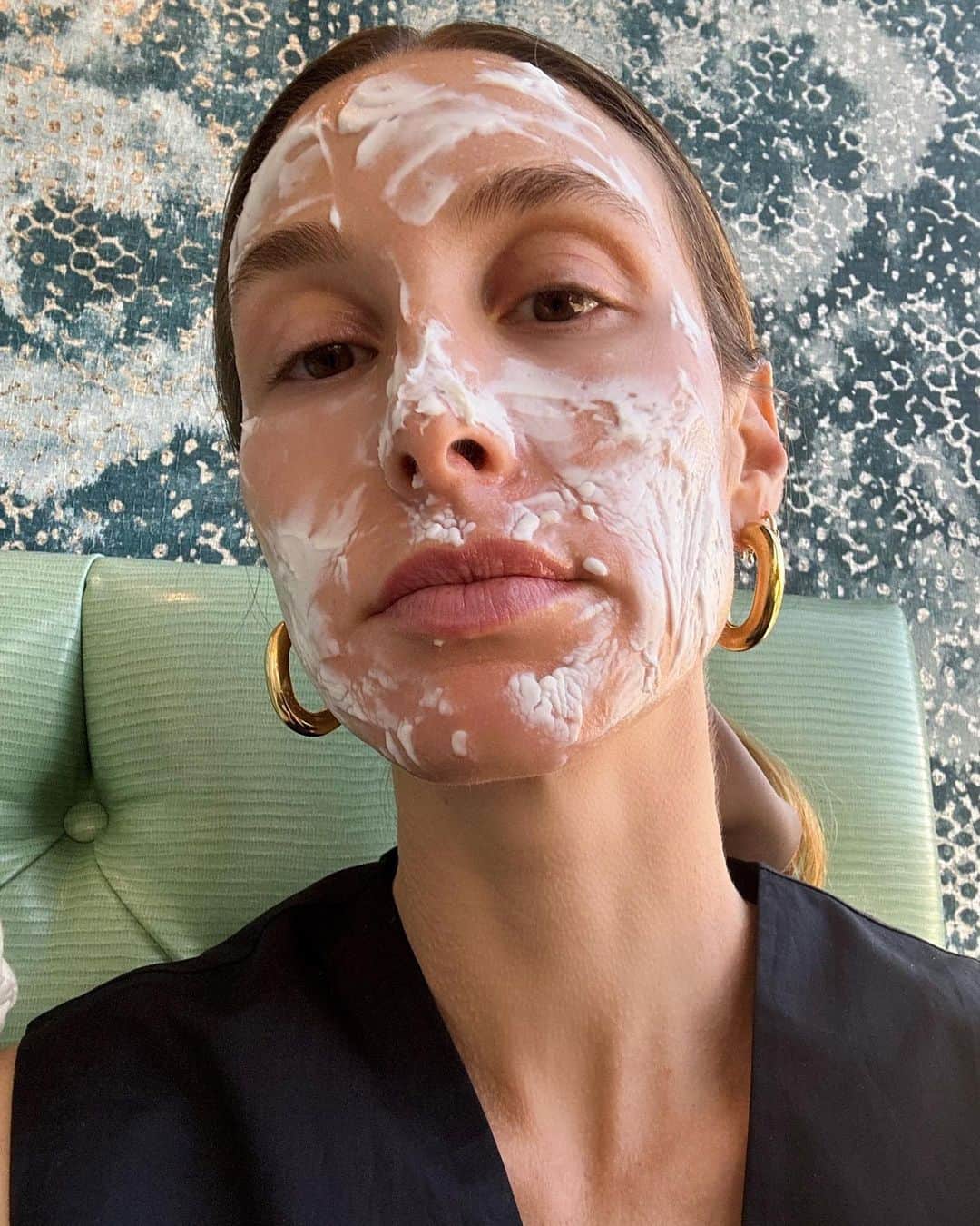ホイットニー・ポートのインスタグラム：「fave facial treatments: 1.  DERMAPLANING 2.  HYDRAFACIAL 3.  ENZYME PEEL  fave skincare products: 1.  @OSMOSIS_BEAUTY DERMAL REPAIR SERUM 2.  @MARIOBADESCU FACIAL SPRAY WITH ALOE, ADAPTOGENS & COCONUT WATER 3.  @DERMALOGICA PORESCREEN  fave makeup products: 1.  @MERIT FLUSH BALMS 2.  @RMSBEAUTY LIP LINER 3.  @ANASTASIABEVERLYHILLS BROW GEL  fave haircare products: 1.  @DAEHAIR MONSOON SHAMPOO & CONDITIONER 2.  @ITSA10HAIRCARE LEAVE IN CONDITIONER 3.  @TANGLETEEZER BRUSH」