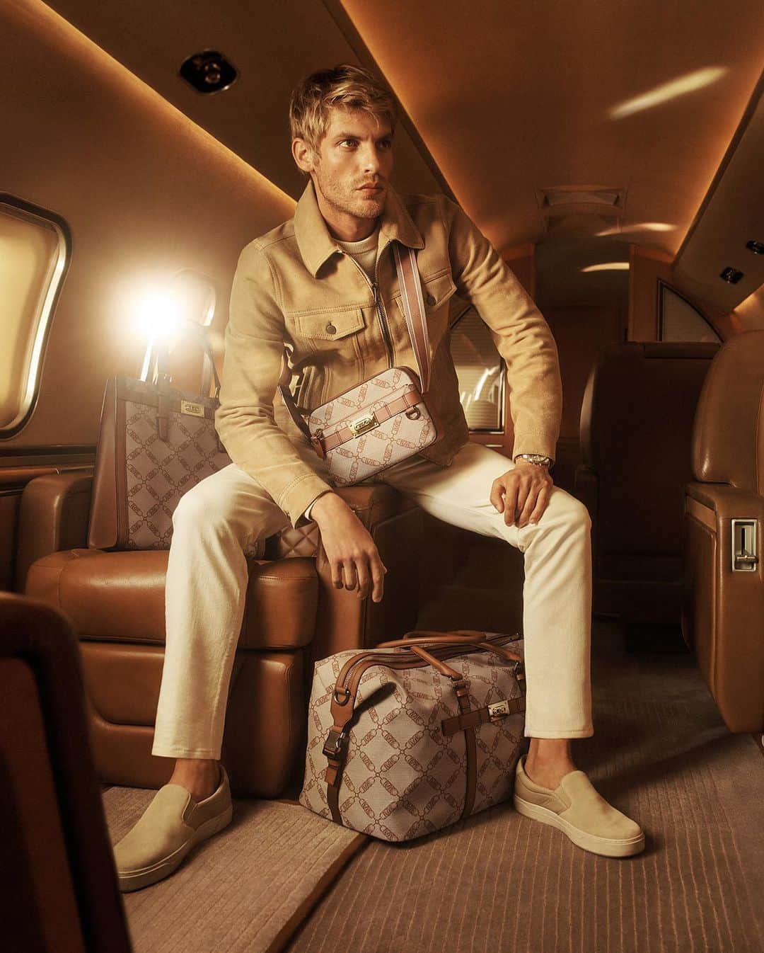 のインスタグラム：「Elevated luxury. In neutral hues, our Empire Logo jacquard print takes our travel essentials to the next level. #MichaelKorsMens  Photographed by @LachlanBailey」