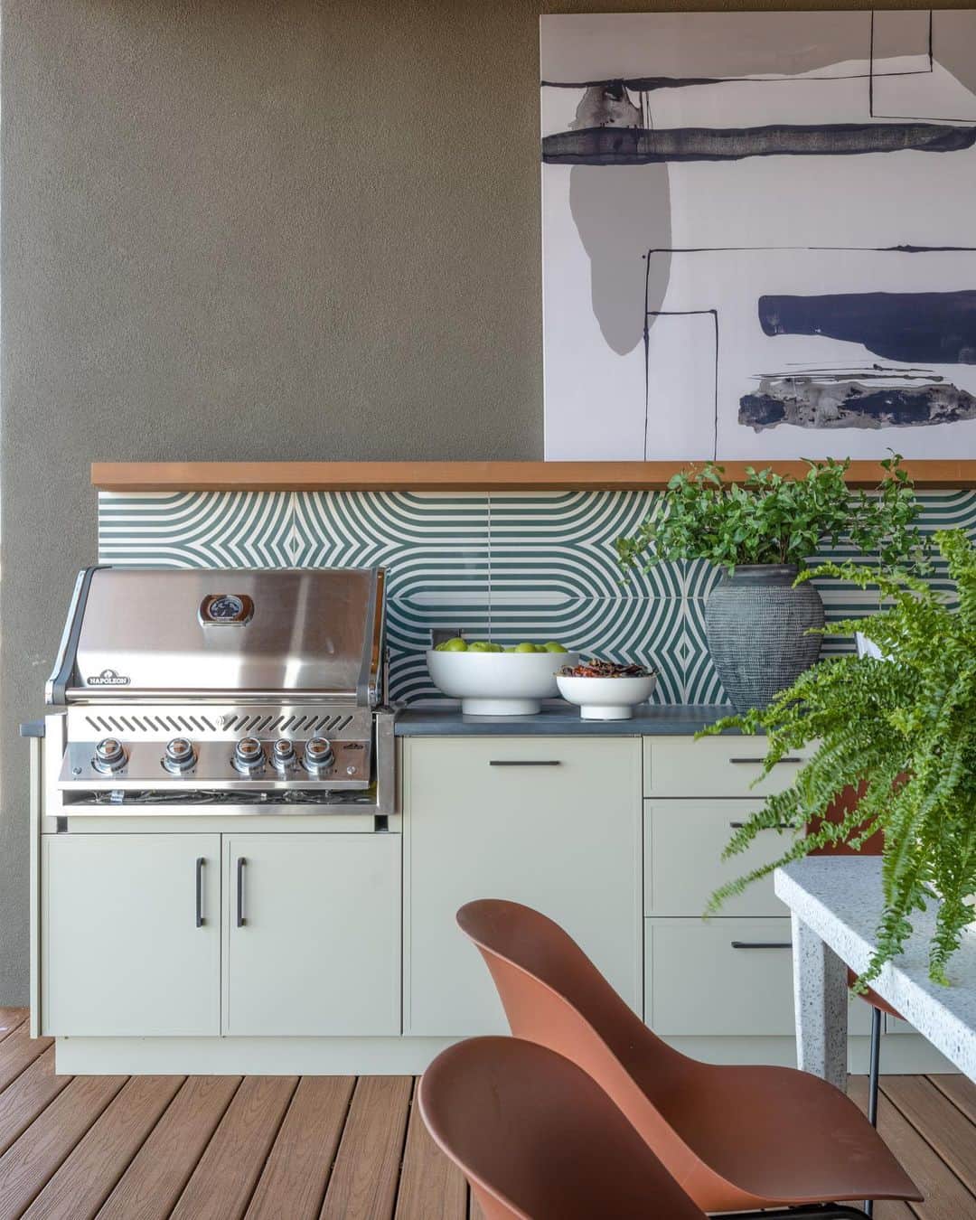 HGTVさんのインスタグラム写真 - (HGTVInstagram)「🤔 Do you have an outdoor kitchen and dining space with a pass-through window, bar seating, built-in grill and pizza oven? 🍕 You will if you win HGTV Smart Home 2023!   Click our #LinkInBio to take a tour of this inviting al fresco space, then enter for your chance to win #HGTVSmartHome 2023 in Santa Fe today (a $2.2M grand prize)! 🤑  No purchase necessary. Ends 6/9/23. See hg.tv/SH23 for rules.」4月27日 3時34分 - hgtv