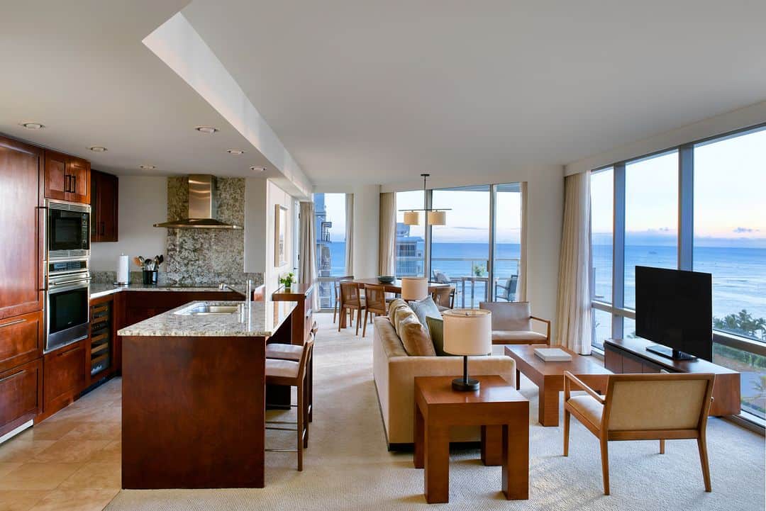 のインスタグラム：「Our Two-Bedroom Ocean View Suite is perfect for your next summer getaway.  #TrumpWaikiki #TrumpWaikikiStyle」