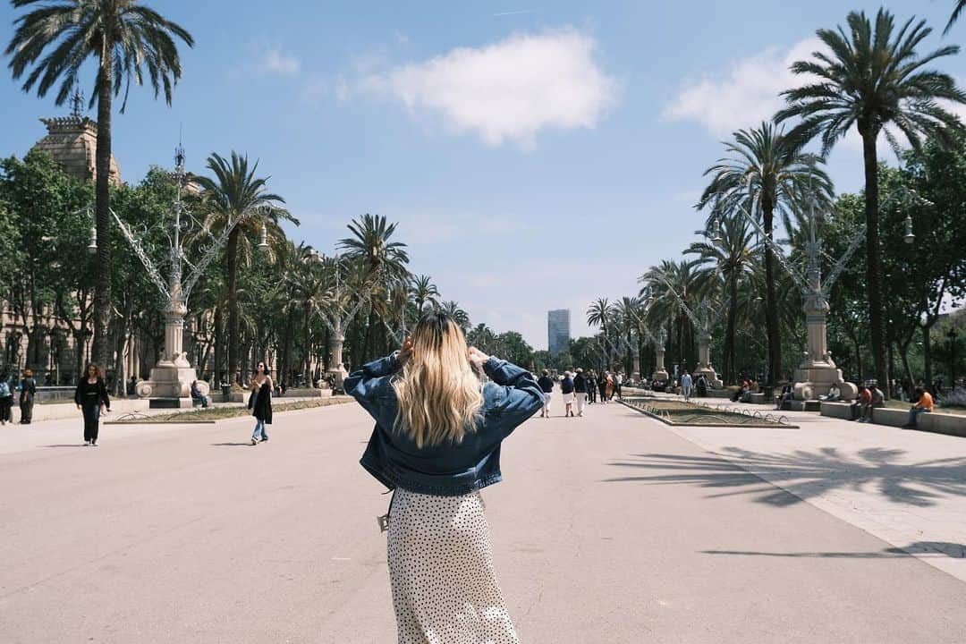 山田愛さんのインスタグラム写真 - (山田愛Instagram)「¡Hola! Another day in Barcelona 🤍  I’m loving it 🥹🧡  Girrrl I think you’re very talented. #photography  📸 by @tatsustagram3   #barcelona #spain #🇪🇸 #tattoo #art #coffee #hiking #soccer #basketball」4月27日 3時45分 - aiyamada_