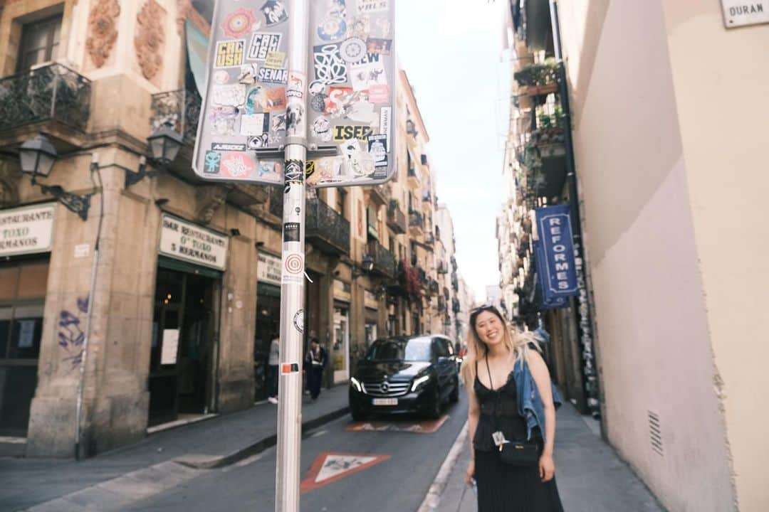 山田愛さんのインスタグラム写真 - (山田愛Instagram)「¡Hola! Another day in Barcelona 🤍  I’m loving it 🥹🧡  Girrrl I think you’re very talented. #photography  📸 by @tatsustagram3   #barcelona #spain #🇪🇸 #tattoo #art #coffee #hiking #soccer #basketball」4月27日 3時45分 - aiyamada_