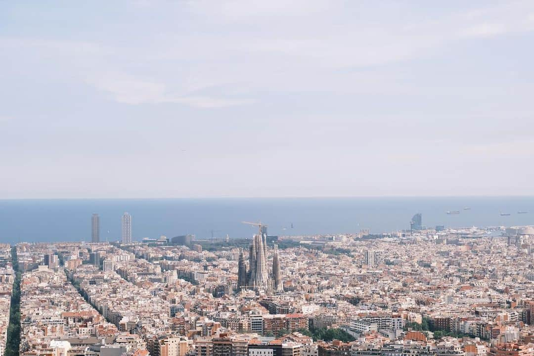 山田愛さんのインスタグラム写真 - (山田愛Instagram)「¡Hola! Another day in Barcelona 🤍  I’m loving it 🥹🧡  Girrrl I think you’re very talented. #photography  📸 by @tatsustagram3   #barcelona #spain #🇪🇸 #tattoo #art #coffee #hiking #soccer #basketball」4月27日 3時45分 - aiyamada_