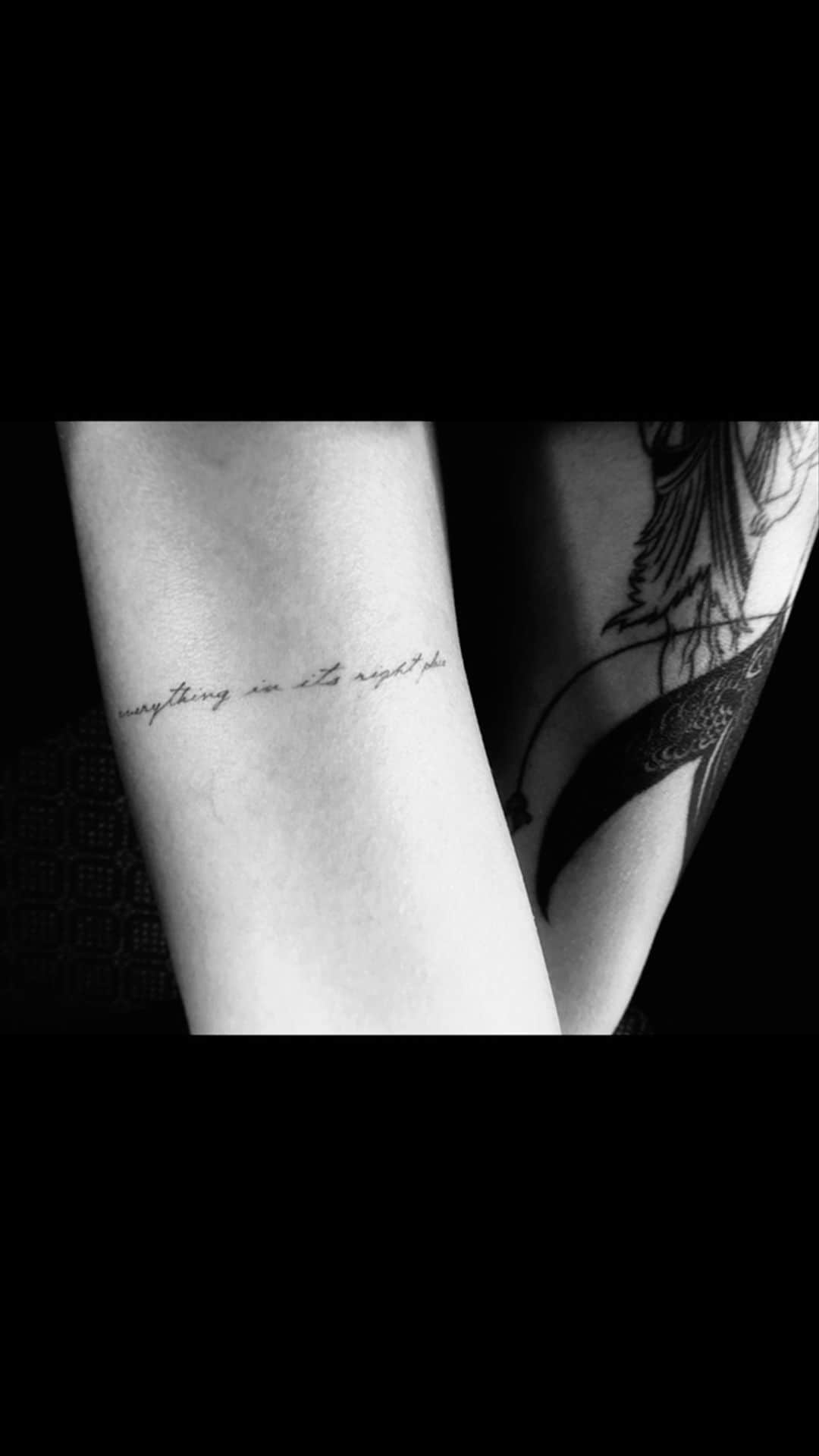 スカイラー・グレイのインスタグラム：「My first ever lyric tattoo… #lyrictattoo  #radiohead #tattoo #finelinetattoo」
