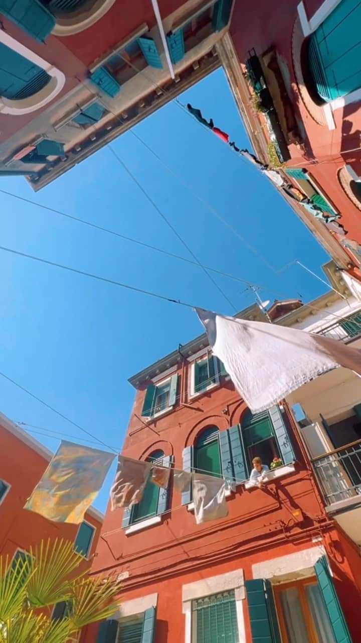 のインスタグラム：「Venetian moments, Venice (2023) ✨🇮🇹 #venice #italy #reels #trend #ReelsInstagram #accidentallywesanderson #videooftheday」