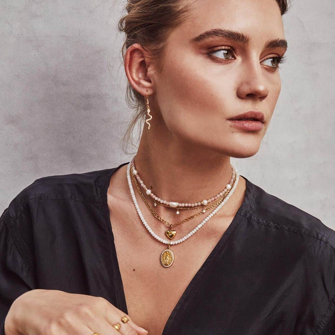 ナイアラヤのインスタグラム：「Necklaces for the summer! Create beautiful layers and shine ✨」