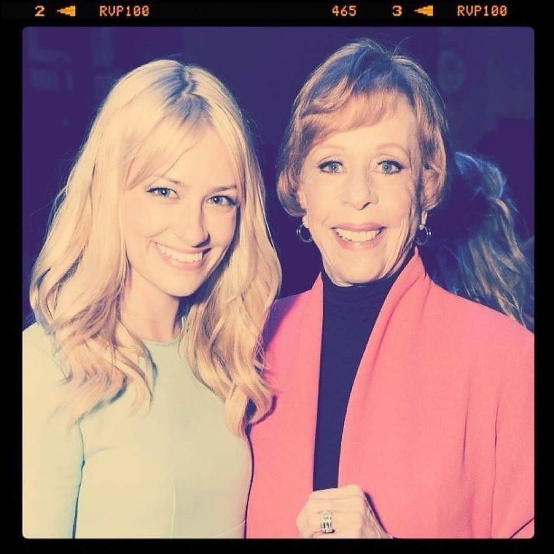 ベス・ベアーズのインスタグラム：「Happy 90th birthday to the most wonderful @itscarolburnett . Thank you for being my forever inspiration. It was a dream come true to be a part of so many events celebrating you Ana especially getting you all to myself for an hour on @harmonicspodcast ! If you haven't listened to the greatest hour of my life go check it out! Love you Carol!」
