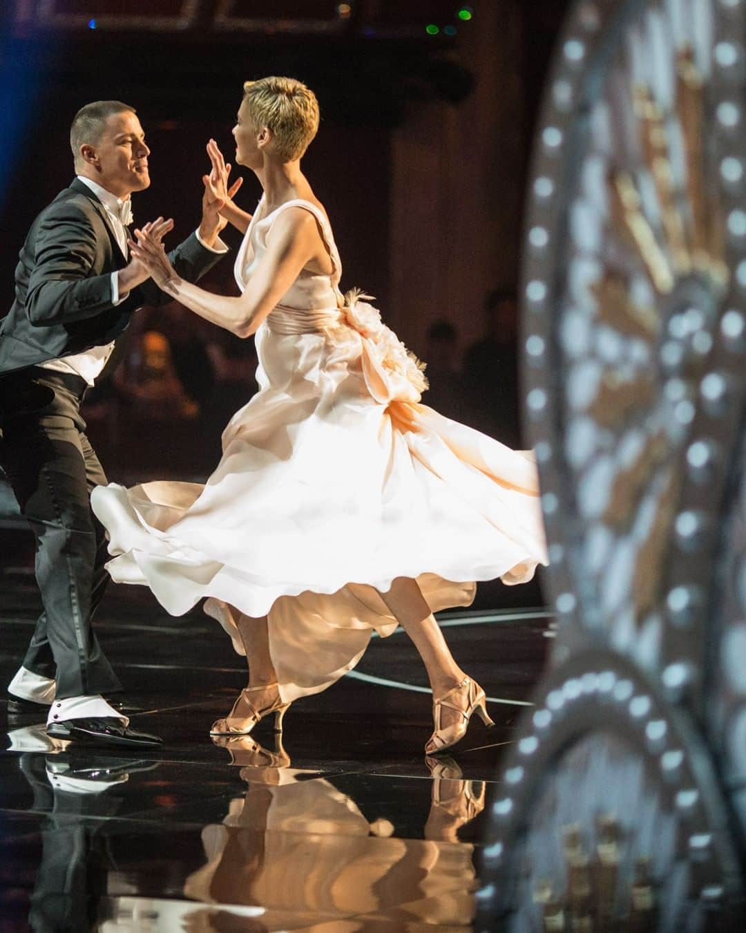 アカデミー賞さんのインスタグラム写真 - (アカデミー賞Instagram)「Channing Tatum and Charlize Theron channeling Fred Astaire and Ginger Rogers for their choreographed ballroom dance at the 85th Oscars in 2013.」4月27日 3時59分 - theacademy