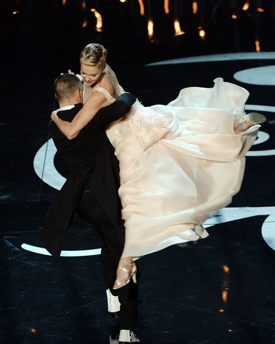 アカデミー賞さんのインスタグラム写真 - (アカデミー賞Instagram)「Channing Tatum and Charlize Theron channeling Fred Astaire and Ginger Rogers for their choreographed ballroom dance at the 85th Oscars in 2013.」4月27日 3時59分 - theacademy