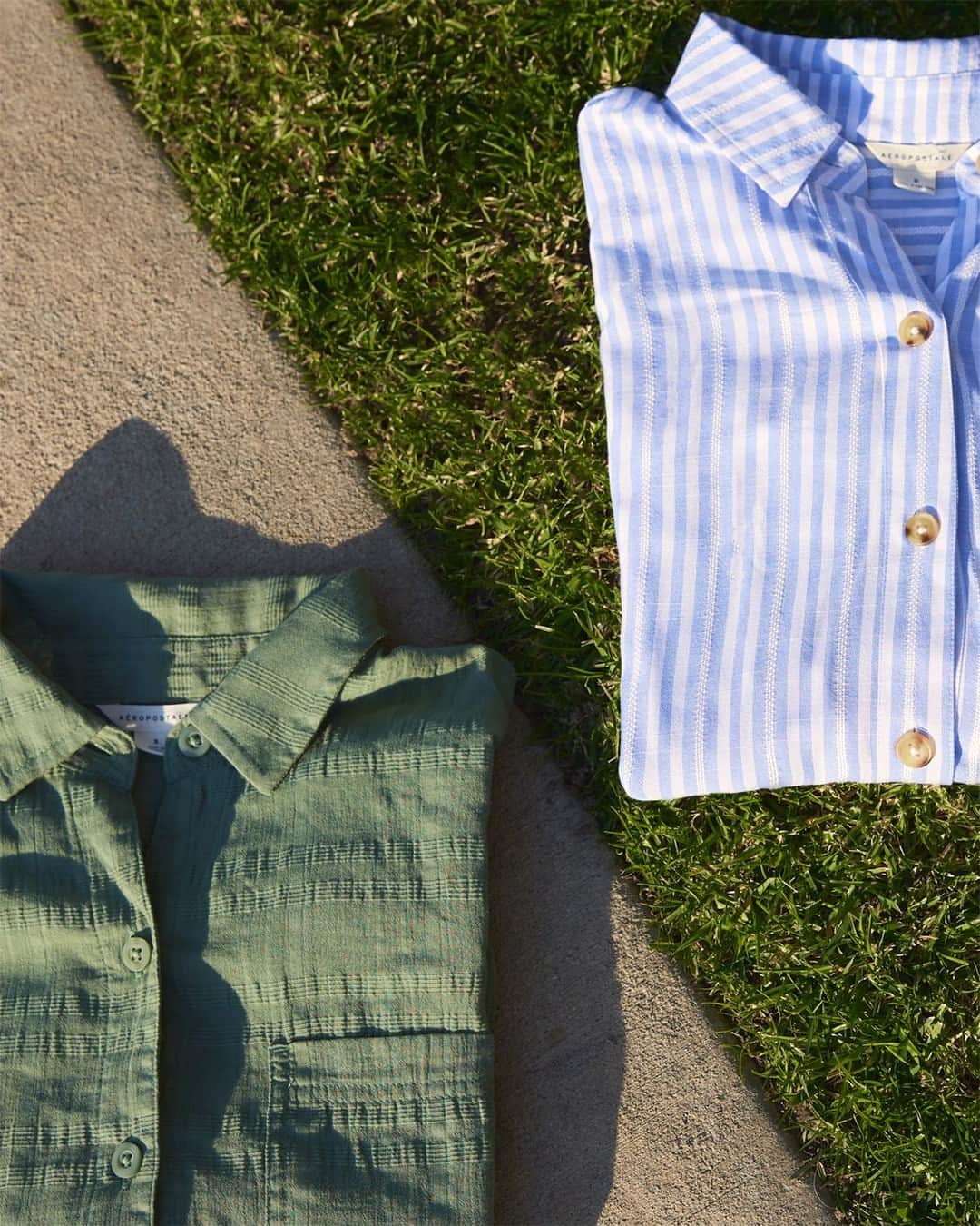 エアロポステールのインスタグラム：「The top tier layer of the sunshine szn? Button-downs ofc. 💛 #WearAero」