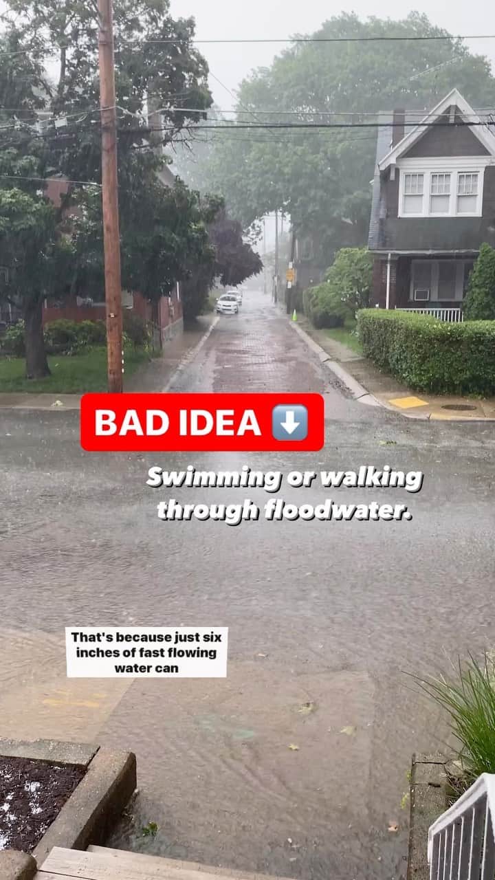 ネーブ・キャンベルのインスタグラム：「Rapid snowmelt could cause major river flooding in the Midwest and West – are you prepared? Tap the link in our bio for ways to stay safe, plus a flood safety checklist to have handy for your family.  #SafetyTips #FloodSafety #FloodPrep #Flooding #Snowmelt」