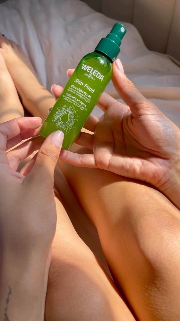 Weledaのインスタグラム：「Start your day off right with Skin Food Ultra-Light Dry Oil 💚✨! Our lightweight, fast-absorbing formula is perfect for busy mornings when you need a quick and easy way to hydrate and nourish your skin. Just apply and go - no waiting around for it to sink in!  Shop now exclusively on Weleda.com #WeledaSkinFood」