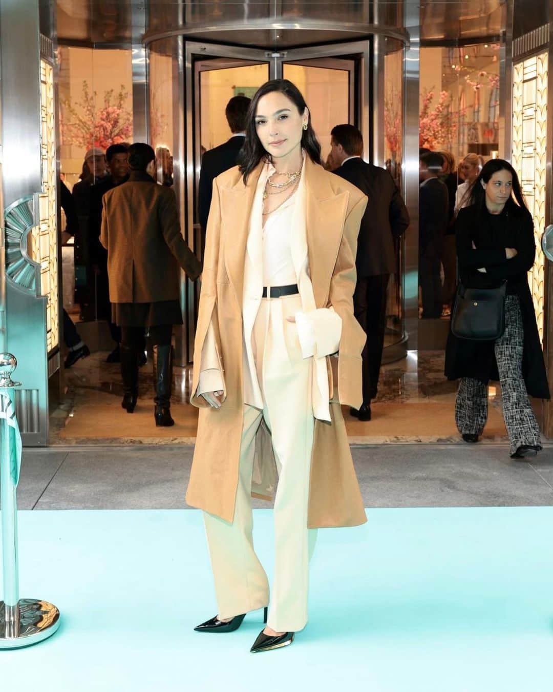 ガル・ガドットのインスタグラム：「I had the most wonderful morning and had breakfast at @tiffanyandco while they reopened this incredible landmark💎 #TiffanyPartner   Styling- @karlawelchstylist  Hair - @ryantrygstadhair  makeup - @tyronmachhausen  Manicure - @enamelle」
