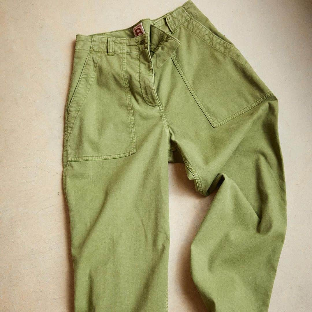 ベンシモンさんのインスタグラム写真 - (ベンシモンInstagram)「💚💚  Avec cet ensemble lin coton, petit clin d’œil au vestiaire militaire et à l’esprit workwear 😉  #Bensimon #Bensimonlovers #GenerationBensimon #workwear #Beiconic #SS23  With this cotton linen set, a nod to the military wardrobe and workwear spirit 😉」4月27日 4時00分 - bensimoncollection