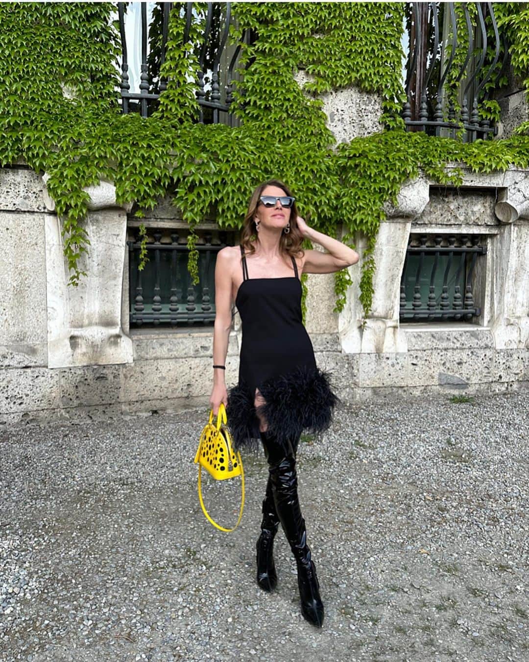 アンナ・デッロ・ルッソのインスタグラム：「Little throwback to Milan ✨✨✨ in @theattico look via @coltortiuniverse 💕💕💕 and @louisvuitton bag 🧡」